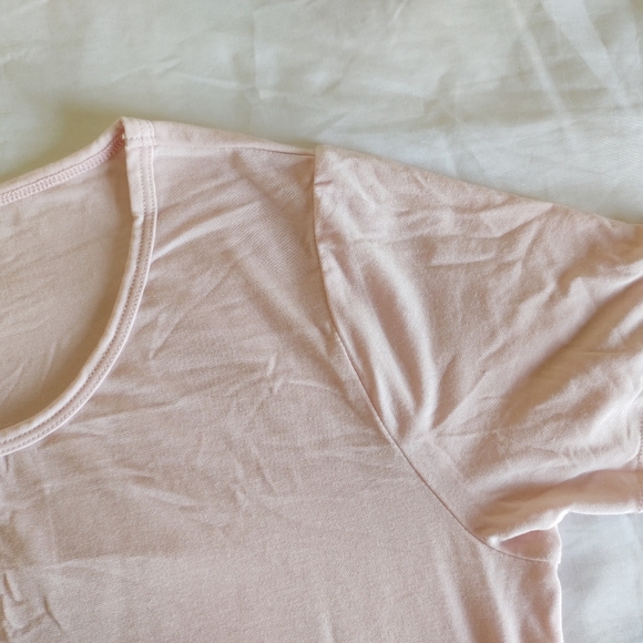 Girls Airism light pink t-shirt from Uniqlo - Picture 3 of 8